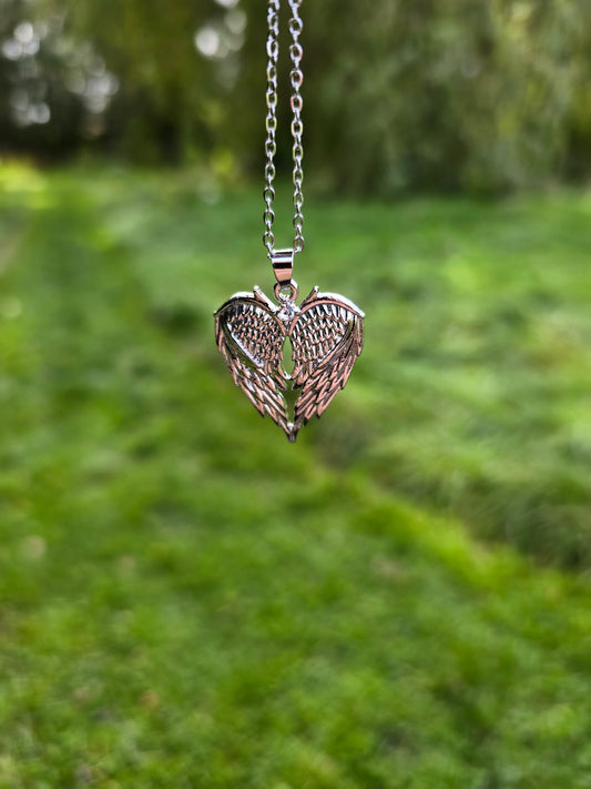 Small Angel Wing Necklaces in Silver Look - Elegant and Feminine